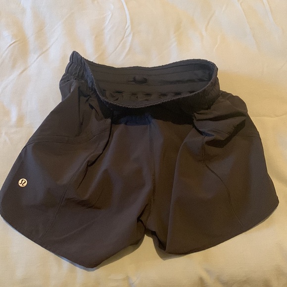 Lululemon Track That Mid-Rise Lined Short 5" - Picture 3 of 3